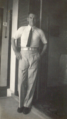 oct 36 pappie met zijn nieuwe shirt die hij van julli kreeg
